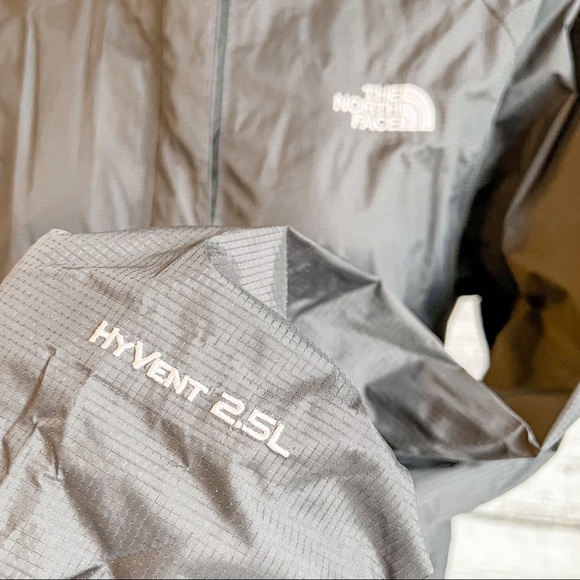 The North Face black HyVent 2.5L jacket - Picture 5 of 9